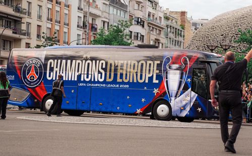 Chiếc xe bus đón các nhà vô địch châu Âu trở về Paris