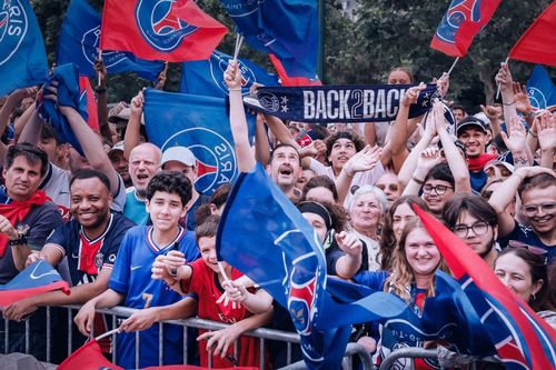Người hâm mộ PSG đổ ra đường để ăn mừng cùng đội bóng con cưng