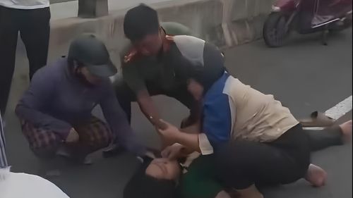 Hai cán bộ công an tỉnh Phú Thọ đã hỗ trợ ban đầu cho nạn nhân và gọi xe cấp cứu đưa hai mẹ con đến bệnh viện. Ảnh: Cắt từ clip