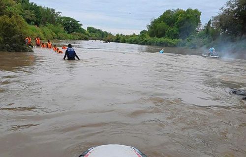 Lực lượng chức năng cùng người dân mở rộng phạm vi tìm kiếm nam sinh mất tích, trưa 1/6. Ảnh: Nguyễn Hà