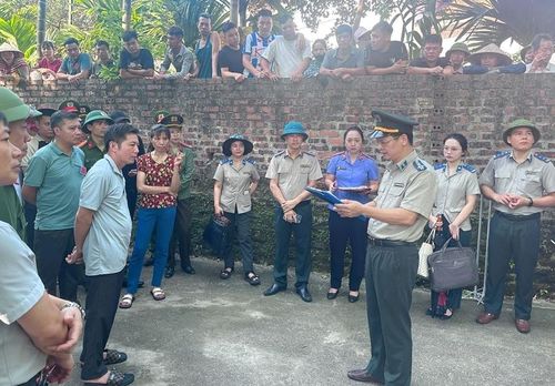 Kiểm sát viên kiểm sát việc công bố Quyết định cưỡng chế thi hành án.