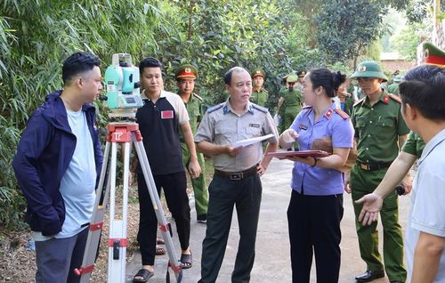 Kiểm sát viên trao đổi việc tổ chức thực hiện cưỡng chế thi hành án.