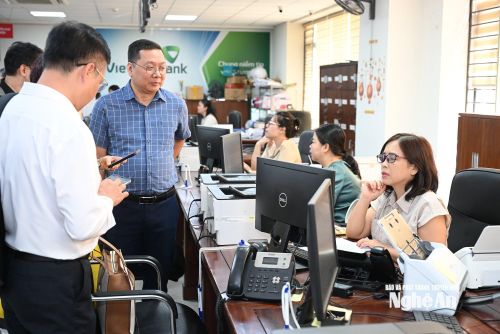 Đoàn công tác Bộ Tư pháp kiểm tra hoạt động của Trung tâm hành chính công tỉnh. Ảnh: Thành Cường