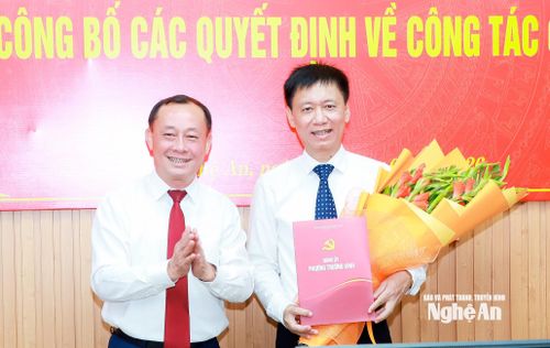 Đồng chí Phan Đức Đồng - Ủy viên Ban Thường vụ Tỉnh ủy, Bí thư Đảng ủy, Chủ tịch HĐND phường Trường Vinh trao quyết định chỉ định đồng chí Trịnh Xuân Nam - Giám đốc Bệnh viện Đa khoa thành phố Vinh tham gia Ban Chấp hành, Ban Thường vụ Đảng ủy, giữ chức vụ Bí thư Đảng ủy Bệnh viện Đa khoa thành phố Vinh nhiệm kỳ 2025 - 2030. Ảnh: Thành Duy