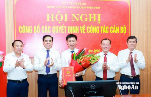 Chủ tịch UBND tỉnh Võ Trọng Hải và các đồng chí trong Ban Thường vụ Tỉnh ủy, lãnh đạo HĐND, UBND tỉnh chúc mừng đồng chí Trịnh Xuân Nam. Ảnh: Thành Duy