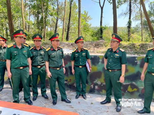 Kiểm tra công tác quy hoạch trong xây dựng Sở Chỉ huy diễn tập tỉnh. Ảnh: Hoàng Anh