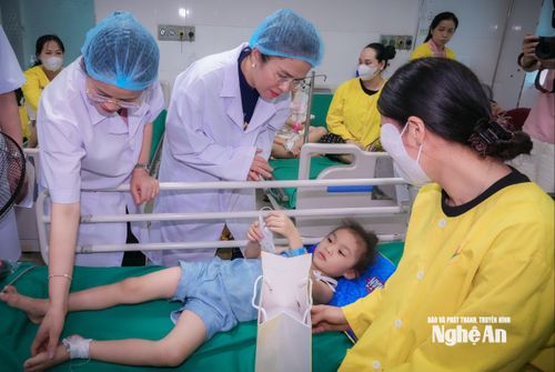 Đồng chí Võ Thị Minh Sinh và các đồng chí lãnh đạo Sở Y tế ân cần thăm hỏi tình hình sức khỏe của bệnh nhi. Ảnh: Thành Chung