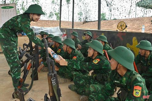 Một chai nước trao tay, một lời động viên ngắn gọn giữa thao trường nắng lửa – những điều bình dị góp phần làm nên sức mạnh đoàn kết của người lính.