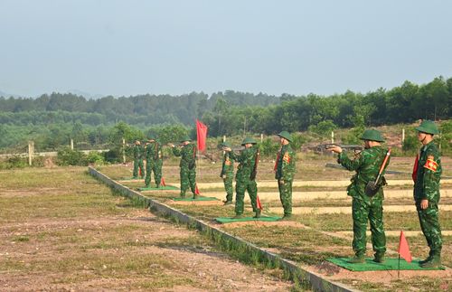 Ở nội dung bắn súng tiểu liên AK bài 1, chiến sĩ thực hiện các tư thế nằm, quỳ và đứng bắn bằng đạn thật. Kết quả, có 100% đạt yêu cầu, trong đó hơn 83% khá, giỏi