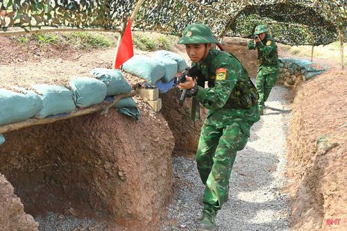 Dưới cái nắng gắt cuối tháng 5, các chiến sĩ mới cơ động theo đường hào, công sự ra thao trường, sẵn sàng bước vào nội dung kiểm tra “3 tiếng nổ”.