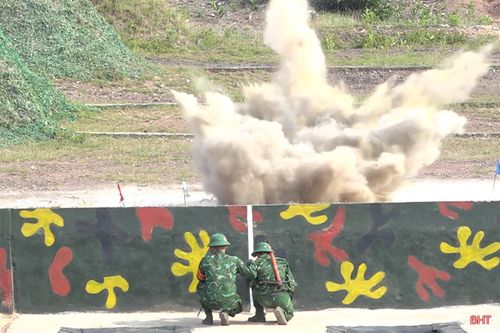 Các nội dung đánh lượng nổ và ném lựu đạn cũng được tổ chức chặt chẽ, bảo đảm an toàn tuyệt đối. Kết quả, đánh lượng nổ bài 1 đạt 100% khá, giỏi; ném lựu đạn bài 1 có 100% đạt yêu cầu, trong đó hơn 93,5% khá, giỏi.