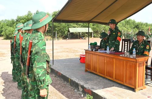 Sau 3 tháng huấn luyện trên thao trường, các chiến sĩ mới đã nắm vững yếu lĩnh động tác, sử dụng thành thạo các loại vũ khí được trang bị, thể hiện sự tự tin, bản lĩnh khi bước vào nội dung kiểm tra được xem là dấu mốc quan trọng trong quá trình huấn luyện chiến sĩ mới.