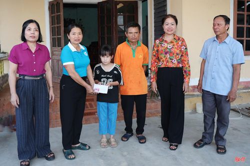 Từ mô hình "Ngôi nhà xanh gây quỹ từ thiện" Chi hội Phụ nữ thôn Hồ Phượng (xã Yên Hòa) đã trao quà cho các cháu có hoàn cảnh khó khăn.