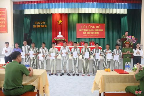 Lãnh đạo Ủy ban MTTQ tỉnh, Viện KSND tỉnh, TAND tỉnh và Trại giam Xuân Hà trao quyết định đặc xá cho phạm nhân.