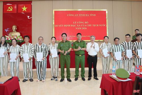 ...trao quyết định đặc xá cho các phạm nhân.