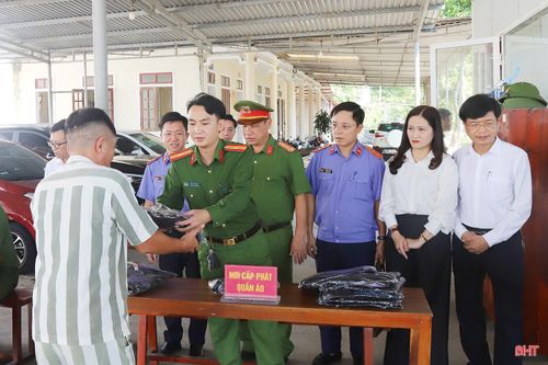 Người được đặc xá nhận quần áo, đồ dùng cá nhân...