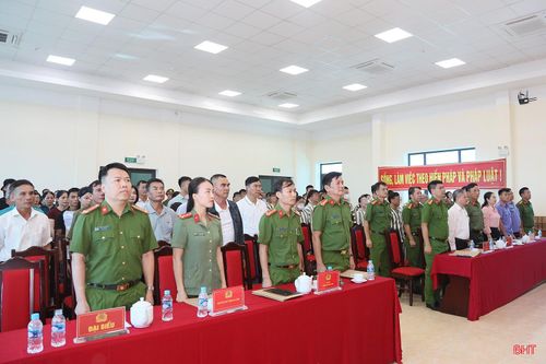 Các đại biểu tham dự buổi lễ.