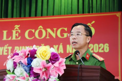 Thượng tá Bùi Quốc Toản - Phó Giám thị Trại giam Xuân Hà công bố quyết định đặc xá năm 2026 của Chủ tịch nước.
