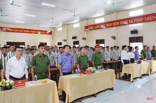 Các đại biểu dự buổi lễ.