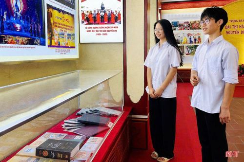 Học sinh tham quan, tìm hiểu các tư liệu, hiện vật về Đại thi hào Nguyễn Du và Truyện Kiều tại Di tích Nguyễn Du.