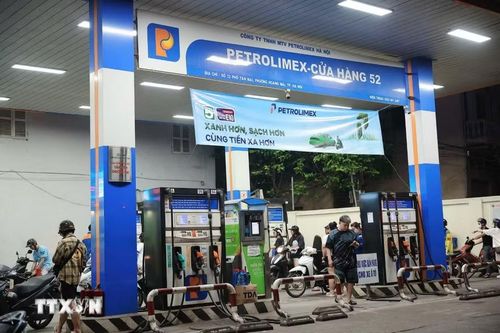 Cây xăng trên phố Tân Mai sẵn sàng cho việc phục vụ xăng E10 từ ngày 1/6/2026. (Ảnh: Phạm Tuấn Anh/TTXVN)