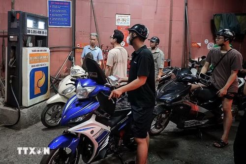 Nhiều người tranh thủ đổ đầy bình cho ôtô, xe máy trước thời điểm thay đổi chủng loại xăng trên thị trường. (Ảnh: Phạm Tuấn Anh/TTXVN)