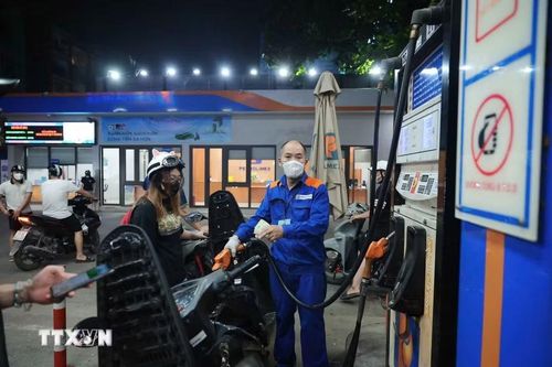 Cây xăng trên phố Nam Đồng phục vụ khách hàng sản phẩm xăng sinh học E10 (chụp đêm 31/5). (Ảnh: Phạm Tuấn Anh/TTXVN)