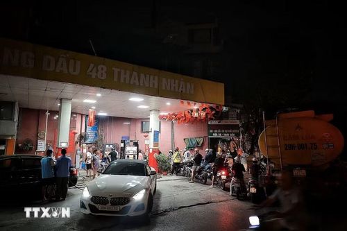 Cây xăng đông khách trước thời điểm RON95 rời thị trường (ảnh chụp đêm 31/5). (Ảnh: Phạm Tuấn Anh/TTXVN)