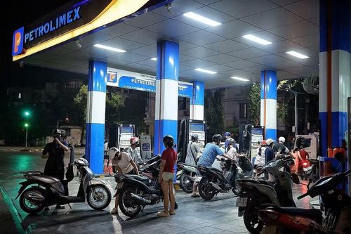 Người dân làm quen với việc sử dụng dụng xăng E10 tại cây xăng Trần Hưng Đạo. (Ảnh: Phạm Tuấn Anh/TTXVN)