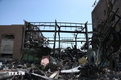 Cảnh đổ nát sau một cuộc không kích tại Tehran, Iran. (Ảnh: THX/TTXVN)