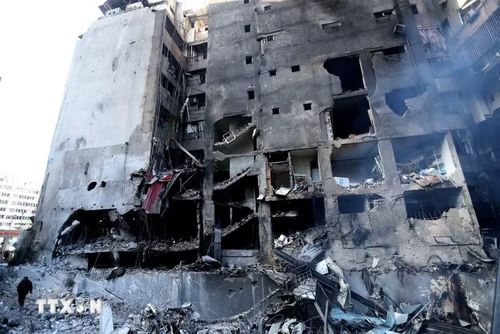 Tòa nhà bị phá hủy sau cuộc không kích của Israel tại Beirut, Liban. (Ảnh: THX/TTXVN)