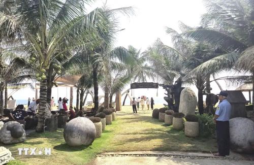 Nhiều cơ sở homestay tại Làng Lò (phường Hòa Hiệp) thu hút du khách nhờ tái hiện các giá trị văn hóa biển. (Ảnh: Tường Quân/TTXVN)