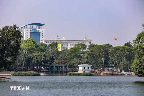 Các hạng mục xây dựng trạm bơm hồ Bảy Mẫu đang được triển khai liên tục nhằm sớm đưa công trình vào vận hành. (Ảnh: Lê Đông/TTXVN)