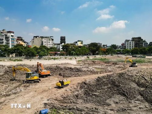 Dự án cải tạo hồ Ba Mẫu đang bước vào giai đoạn thi công cao điểm góp phần nâng cao hiệu quả tiêu thoát nước cho khu vực trung tâm thành phố. (Ảnh: Lê Đông/TTXVN)