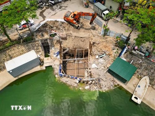 Đơn vị thi công khẩn trương triển khai các hạng mục đào đất, gia cố kết cấu và xây dựng trạm bơm hồ Linh Quang. (Ảnh: Lê Đông/TTXVN)