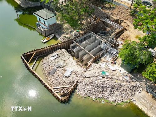 Các hạng mục xây dựng trạm bơm hồ Bảy Mẫu đang được triển khai liên tục nhằm sớm đưa công trình vào vận hành. (Ảnh: Lê Đông/TTXVN)