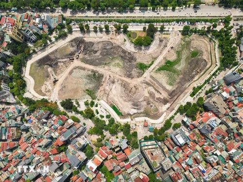Đơn vị thi công khẩn trương nạo vét, mở rộng khả năng chứa nước của hồ Ba Mẫu. Sau khi hoàn thành, dự án sẽ hỗ trợ điều tiết nước mưa và giảm áp lực cho hệ thống thoát nước đô thị. (Ảnh: Lê Đông/TTXVN)