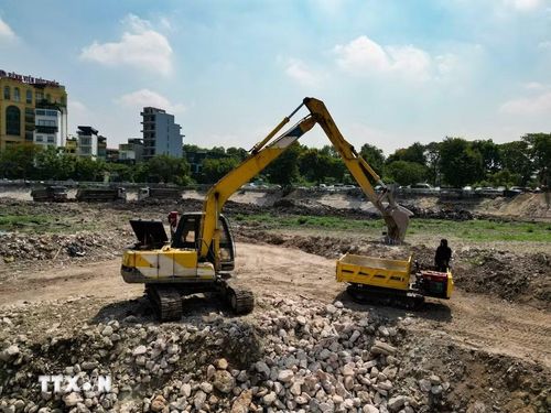 Nhiều thiết bị cơ giới được huy động thi công tại hồ Ba Mẫu. Công tác cải tạo lòng hồ đang được đẩy nhanh tiến độ để tăng cường năng lực điều tiết nước và giảm ngập úng cục bộ. (Ảnh: Lê Đông/TTXVN)