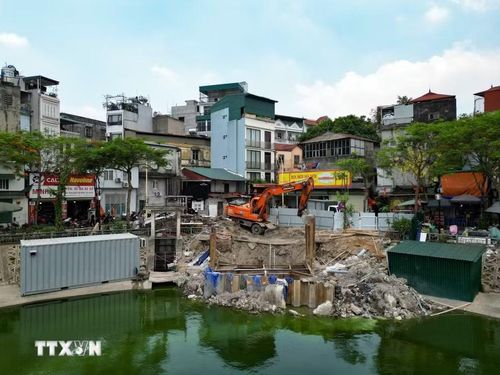 Máy xúc và thiết bị thi công được huy động tại dự án cải tạo trạm bơm hồ Linh Quang. Công trình là một trong những hạng mục trọng điểm nhằm nâng cao năng lực tiêu thoát nước, giảm ngập úng cho khu vực nội đô Hà Nội. (Ảnh: Lê Đông/TTXVN)