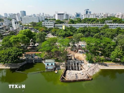 Hệ thống cốt thép và kết cấu bêtông của trạm bơm Hồ Bảy Mẫu đang được hoàn thiện từng bước. (Ảnh: Lê Đông/TTXVN)