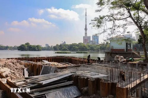Công nhân khẩn trương thi công các hạng mục bê tông cốt thép tại trạm bơm hồ Bảy Mẫu, đẩy nhanh tiến độ dự án chống ngập của Hà Nội. (Ảnh: Lê Đông/TTXVN)