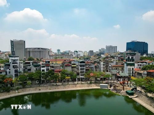 Các hạng mục cải tạo trạm bơm hồ Linh Quang đang được triển khai khẩn trương bên bờ hồ. Sau khi hoàn thành, công trình sẽ góp phần giảm áp lực cho hệ thống thoát nước và hạn chế ngập úng cục bộ trong mùa mưa. (Ảnh: Lê Đông/TTXVN)