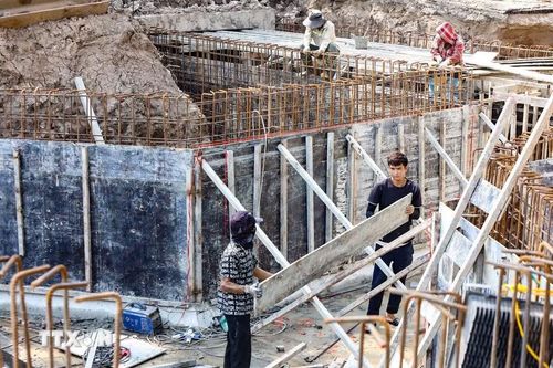 Công nhân thi công lắp dựng cốt thép, cốp pha tại khu vực trạm bơm hồ Bảy Mẫu. (Ảnh: Lê Đông/TTXVN)