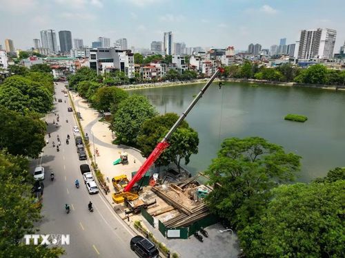 Đơn vị thi công sử dụng máy cẩu cọc thép và máy ép cừ để triển khai các hạng mục nền móng tại dự án nâng cấp trạm bơm hồ Xã Đàn, góp phần đẩy nhanh tiến độ công trình chống ngập. (Ảnh: Lê Đông/TTXVN)