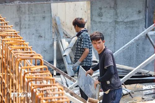 Công nhân thi công lắp dựng cốt thép, cốp pha tại khu vực trạm bơm hồ Bảy Mẫu. (Ảnh: Lê Đông/TTXVN)