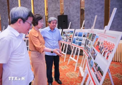 Các thành viên Hội đồng thảo luận về tác phẩm ảnh báo chí được lựa chọn vào Chung khảo. (Ảnh: Hoàng Hiếu/TTXVN)