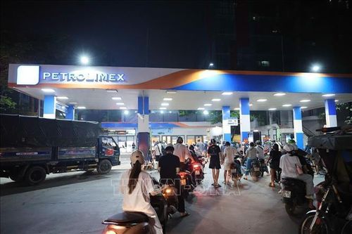 Khách hàng mua xăng tại cây xăng trên phố Nam Đồng (đêm 31/5).