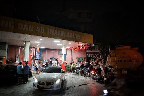 Cây xăng đông khách trước thời điểm RON95 rời thị trường (ảnh chụp đêm 31/5).