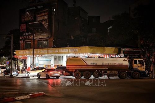 Tối 31/5, tại cửa hàng bán lẻ xăng dầu 48 Thanh Nhàn, nhiều phương tiện vẫn tranh thủ vào đổ xăng RON95 trước thời điểm chuyển đổi sang xăng E10. Theo chia sẻ của quản lý cửa hàng, đúng 0h ngày 1/6/2026, đơn vị sẽ bắt đầu chuyển sang bán xăng E10; xe bồn đã túc trực chờ nhập nhiên liệu mới sau khi bán nốt lượng xăng còn lại trong ngày.