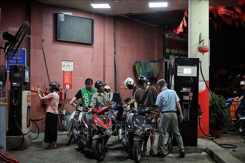 Người dân đổ đầy bình xăng RON95 trước ngày chuyển đổi sang E10 (ảnh chụp đêm 31/5).